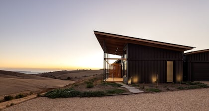 Studio on Forktree – Modern Coastal Retreat