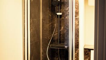 Douche, serviettes fournies, papier toilette