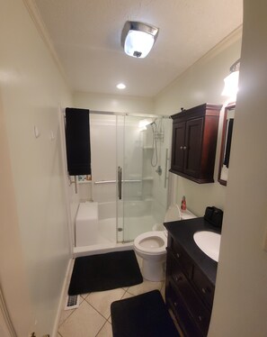 Hair dryer, towels, soap, toilet paper - Soothing 2-bed charming ranch home in quiet neighborhood with fully fenced yard! (Lumberton)
