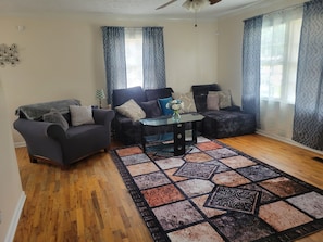 Living area - Soothing 2-bed charming ranch home in quiet neighborhood with fully fenced yard! (Lumberton)