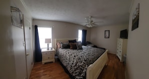 Iron/ironing board, WiFi, bed sheets - Soothing 2-bed charming ranch home in quiet neighborhood with fully fenced yard! (Lumberton)