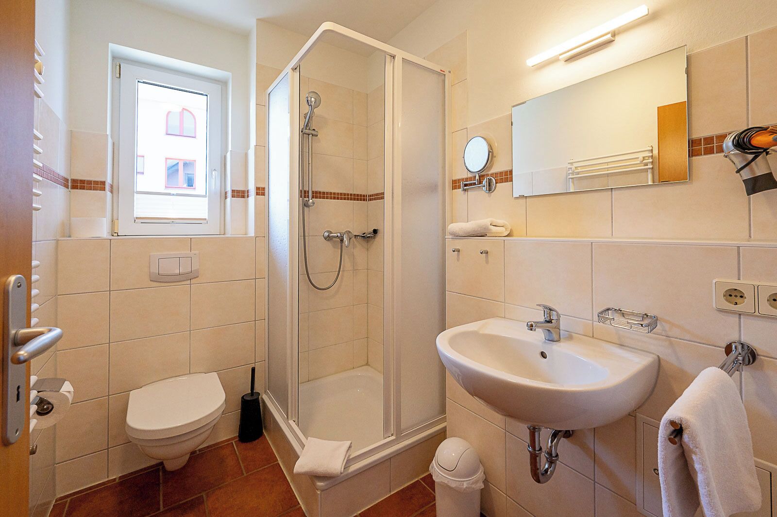 Douche, sèche-cheveux, serviettes fournies, papier toilette