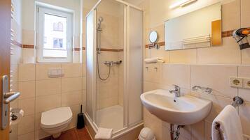 Douche, sèche-cheveux, serviettes fournies, papier toilette