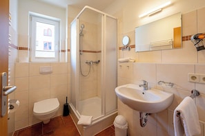 Shower, hair dryer, towels, toilet paper - Upstalsboom Koserow Apartments (Koserow)