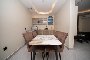 Suite, 2 slaapkamers, uitzicht op de stad | Dineren