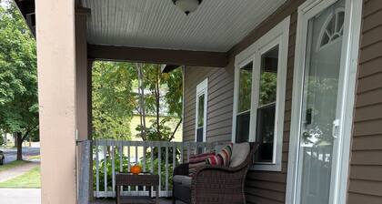 Comfy & Quaint Retreat Family & Pet Friendly