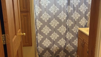 Secadora de cabello, toallas, jabón, papel de baño