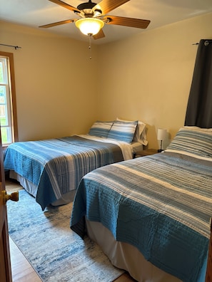 2 habitaciones, tabla de planchar con plancha, wifi y ropa de cama 
