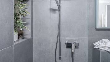 Douche, serviettes fournies, shampoing