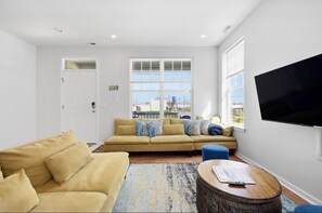 Smart TV - Exquisite Beach House! Steps to Beach, Boardwalk, Nightlife, Casinos Restaurants (Atlantic City)