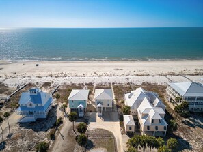 On the beach - ☀️Stunning Gulf Views | Screened in Porch | Pet Friendly | Pelican Way☀️ (Indian Pass)