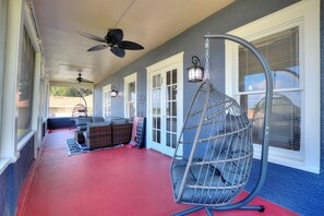 Terrace/patio - Spacious Lakefront 5BR home, Near Disney, Legoland (Lake Hamilton)