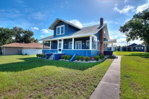 Exterior - Spacious Lakefront 5BR home, Near Disney, Legoland (Lake Hamilton)