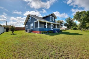 Exterior - Spacious Lakefront 5BR home, Near Disney, Legoland (Lake Hamilton)