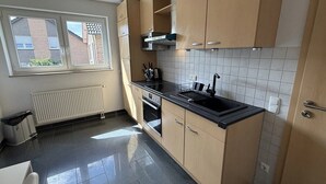 Une cuisine moderne avec une fenêtre, un radiateur et un évier.