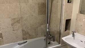 A bathroom with a bathtub, toilet, and sink. - Exclusive Apartment at Historic Hall With Hard Tennis Court (Tadcaster)