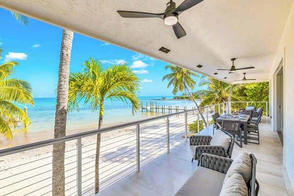 Outdoor dining - Beachfront Estate - Two Villas / Heated Pools / Docks / Dolphin & Mahi Key (Islamorada)