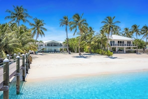 A heated pool - Beachfront Estate - Two Villas / Heated Pools / Docks / Dolphin & Mahi Key (Islamorada)