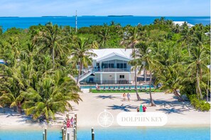 On the beach - Beachfront Estate - Two Villas / Heated Pools / Docks / Dolphin & Mahi Key (Islamorada)