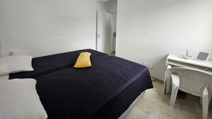 A bedroom with a bed, a desk, and a chair. - Larnaca Sunset One-bedroom Suite Close to the Beach (Larnaca)