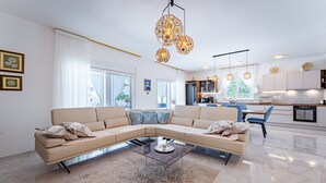 Fernseher, Tischfußball, Tischtennisplatte