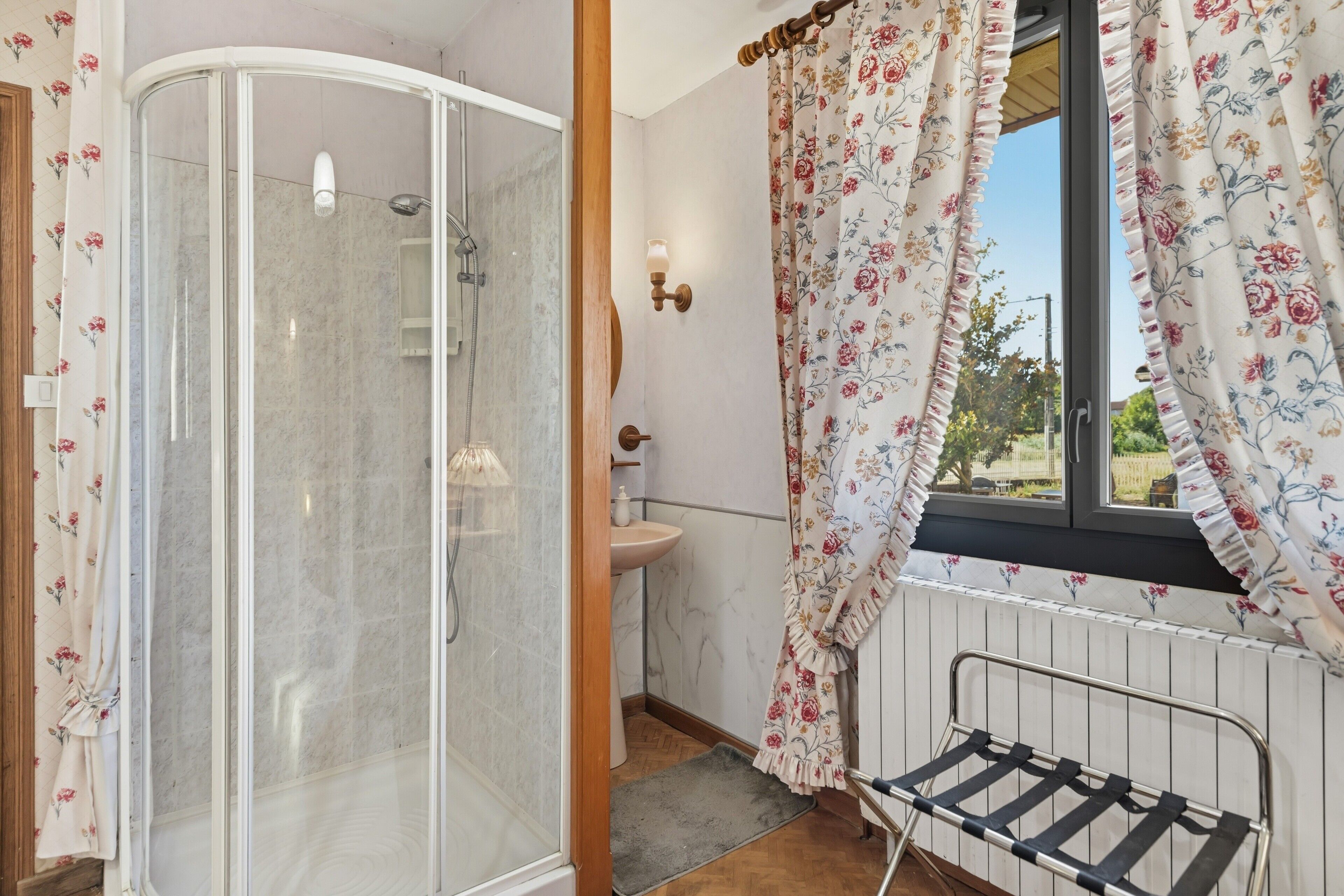 Shower, towels