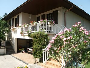 Exterior - Chez Daniel et Zdenka – Cendrine Room (Villars-les-Dombes)