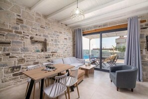 TV - ELMARA Crete Beachside Villa 3 with Private Pool (Kokkinos Pirgos)