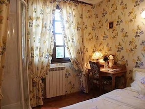 Room - Chez Daniel and Zdenka - Géraldine Room (Villars-les-Dombes)
