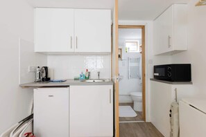 Fridge, microwave, electric kettle, toaster - Cozy Studio Escape by Clapham Common (Greater London)