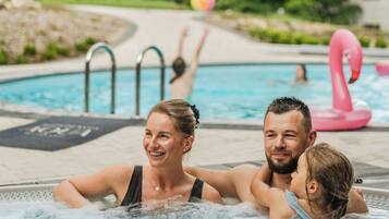 Una piscina cubierta, una piscina al aire libre de temporada