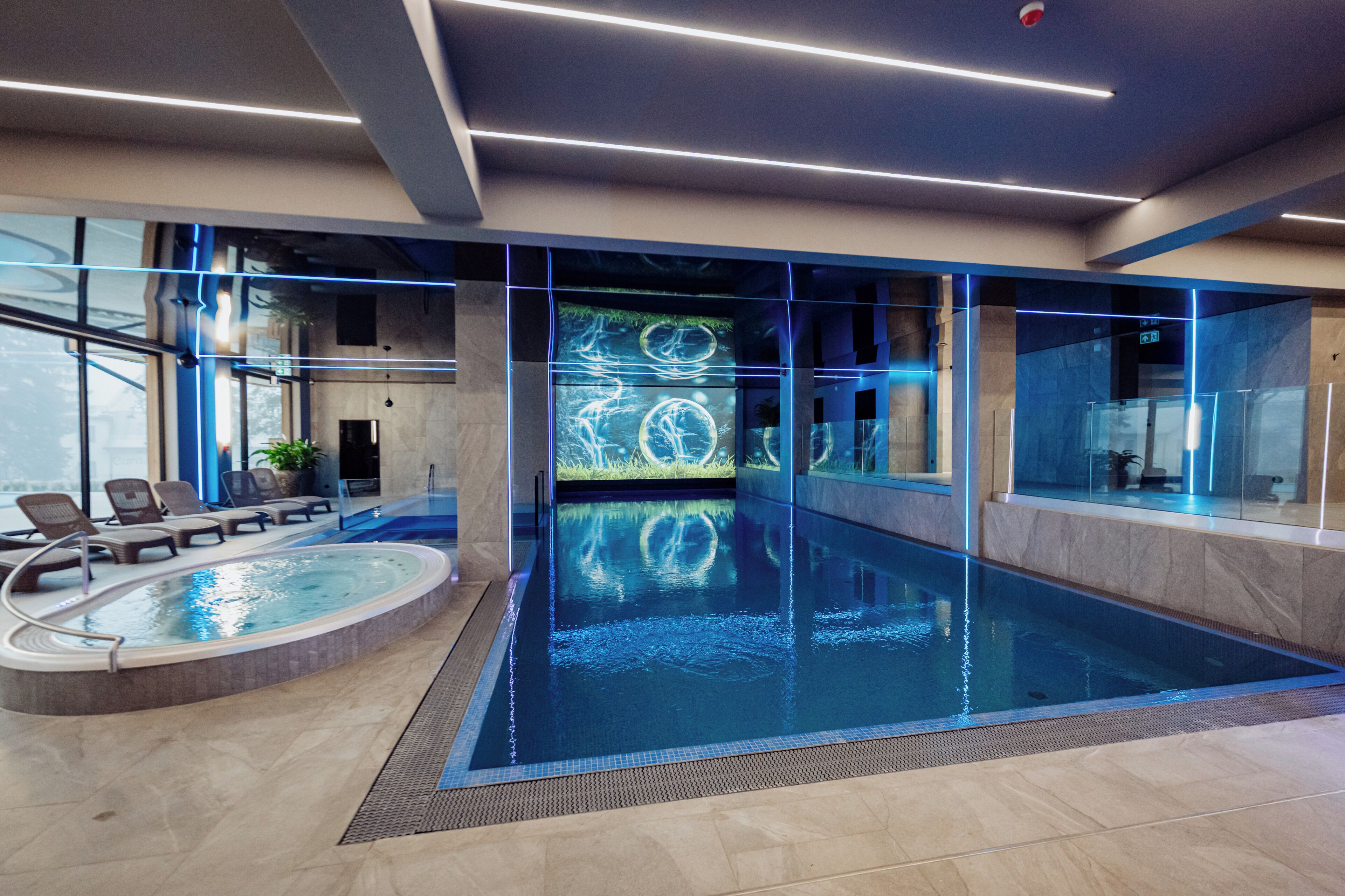 Piscina interna, piscina externa sazonal