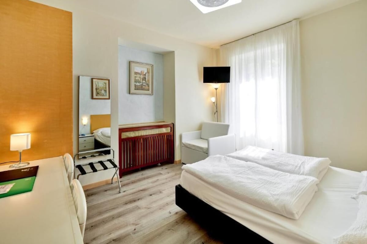 Habitación doble Deluxe, balcón | Caja de seguridad en la habitación, insonorización y wifi gratis
