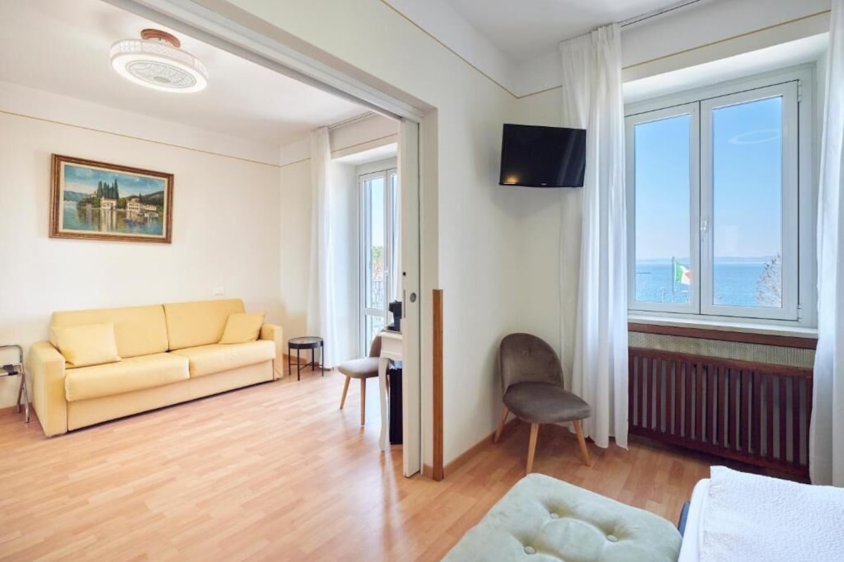 Habitación familiar, balcón, vista al lago | Caja de seguridad en la habitación, insonorización y wifi gratis