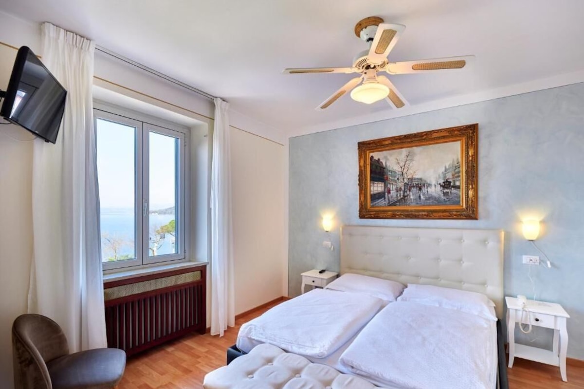 Habitación cuádruple familiar, vista al lago | Caja de seguridad en la habitación, insonorización y wifi gratis