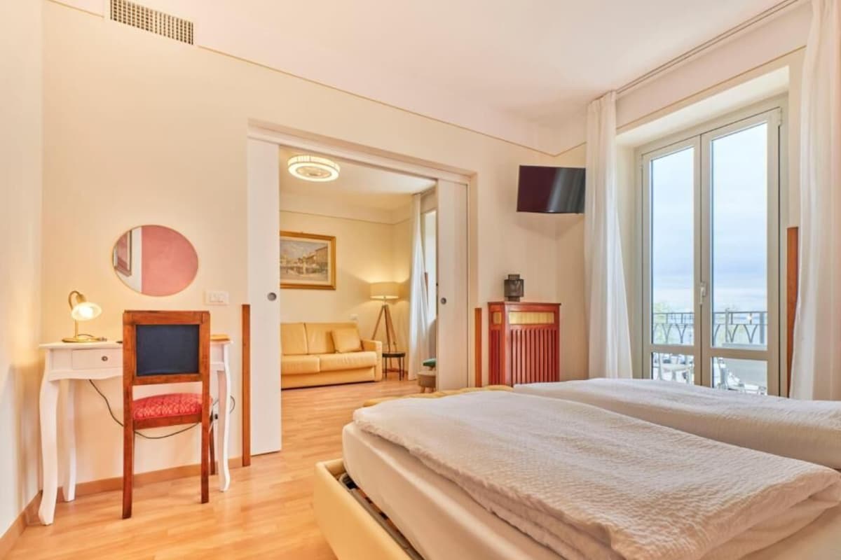 Suite, balcón, vista al lago | Caja de seguridad en la habitación, insonorización y wifi gratis