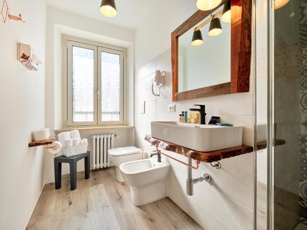 Dreibettzimmer | Badezimmer | Dusche, kostenlose Toilettenartikel, Haartrockner, Handtücher