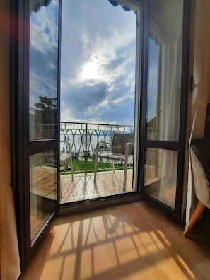 Family Room, Balcony, Lake View | Interior