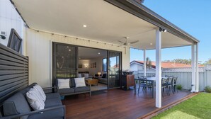 Outdoor dining - SWR Beach House – Spacious Dual-Living Retreat (South West Rocks)