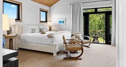 Sweet Caroline at Salt Farm - Waterfront king suite with ocean access, balcony, WiFi, and AC