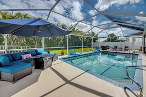 A heated pool - Villa Rose - Charming 3 bedroom, 2 baths Villa with heated pool. Sleeps 6. Owners allow 1 non shedding dog up to 50lbs. We ask for pre-approval, please. Full pool heat included in price (Cape Coral)