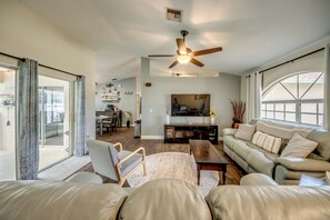 TV - Villa Rose - Charming 3 bedroom, 2 baths Villa with heated pool. Sleeps 6. Owners allow 1 non shedding dog up to 50lbs. We ask for pre-approval, please. Full pool heat included in price (Cape Coral)