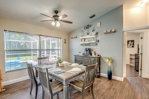 Dining - Villa Rose - Charming 3 bedroom, 2 baths Villa with heated pool. Sleeps 6. Owners allow 1 non shedding dog up to 50lbs. We ask for pre-approval, please. Full pool heat included in price (Cape Coral)