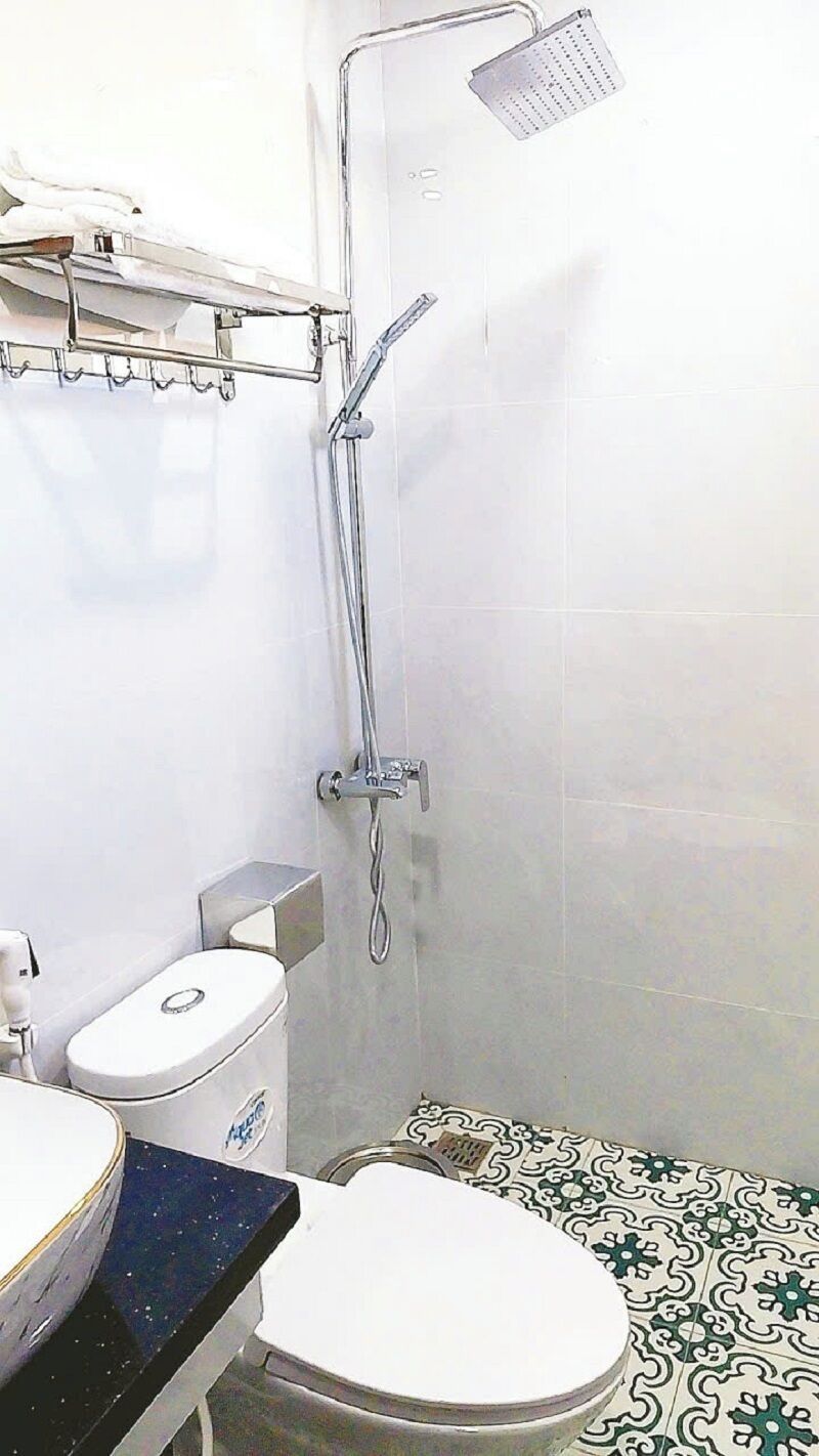 Ducha, artículos de higiene personal gratuitos y secador de pelo