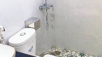 Ducha, artículos de higiene personal gratuitos y secador de pelo