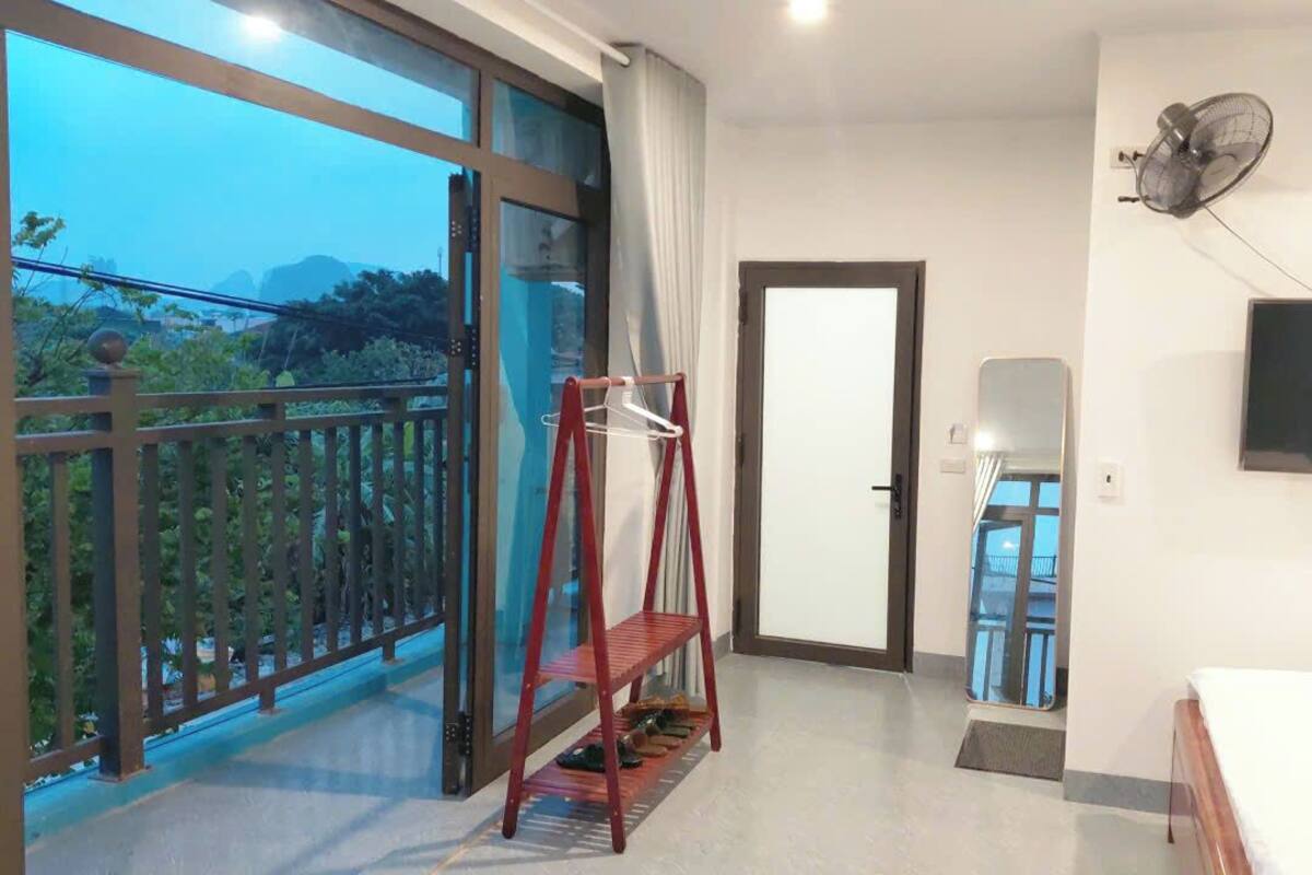 Deluxe Room, Balcony, Mountain View | Desk, WiFi (free), bed sheets