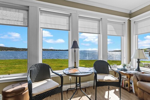 Welcome to Westward – Sunsets over Trinity, a premium oceanfront retreat overlooking beautiful Trinity Bay. Sleeps 4 with 1 King and 1 Queen bed, breathtaking sunsets, a fully equipped kitchen, Wi-Fi, laundry, self check-in, and free parking.