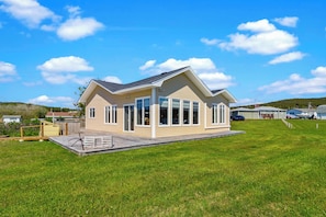 Bright Open Living with Panoramic Ocean Views - Welcome to Westward – Sunsets over Trinity, a premium oceanfront retreat overlooking beautiful Trinity Bay. Sleeps 4 with 1 King and 1 Queen bed, breathtaking sunsets, a fully equipped kitchen, Wi-Fi, laundry, self check-in, and free parking. (Hearts Delight)