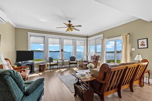 Waterfront Retreat on Trinity Bay - Welcome to Westward – Sunsets over Trinity, a premium oceanfront retreat overlooking beautiful Trinity Bay. Sleeps 4 with 1 King and 1 Queen bed, breathtaking sunsets, a fully equipped kitchen, Wi-Fi, laundry, self check-in, and free parking. (Hearts Delight)