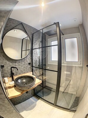 Bathroom - Vrbo Property (Toulon)